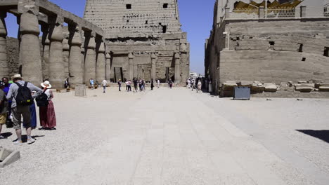 POV-Caminando-Dentro-Del-Templo-De-Karnak-En-Egipto