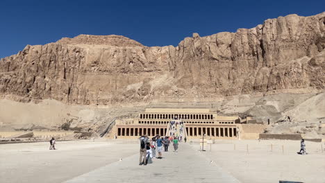 Frente-Al-Templo-De-La-Reina-Hatshepsut-En-El-Valle-De-Los-Reyes,-Egipto