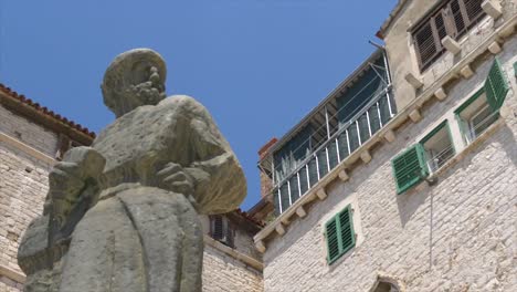 Pan-Movement-Shot-4K-of-a-statue-in-fron-of-the-cathedral-of-Sibenik-in-Croatia