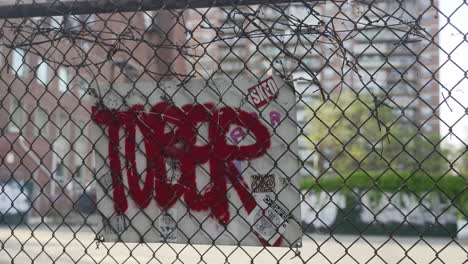 Cartel-Graffitied-Delante-De-Proyectos-En-Brooklyn