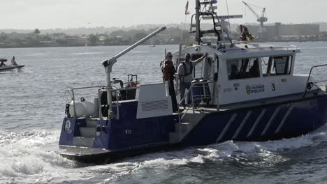 Polizeiboot-Im-Hafen-Von-San-Diego-Patrouilliert-Auf-Dem-Wasser