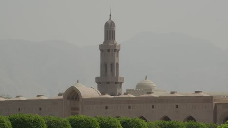 Vista-Exterior-De-La-Gran-Mezquita-Del-Sultán-Qaboos-Con-Minarete
