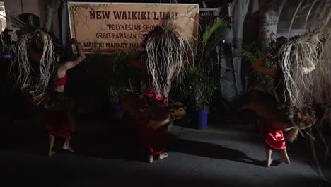 Indigenous-Dancers-performing-Polynesian-Tradicional-dance-at-night-in-Waikiki,-Oahu,-Hawaii---Medium-shot