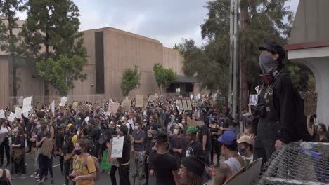 Toma-De-Alejamiento-Cinematográfico-De-Una-Multitud-De-Manifestantes-Reunidos-En-El-Centro-De-San-Diego-Después-Del-Asesinato-Policial-De-George-Floyd.