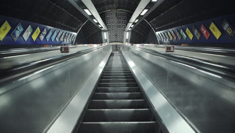 Escalera-Mecánica-Silenciosa-En-La-Estación-De-Tren-Subterráneo-De-Londres-En-El-Cierre-Pandémico-Del-Coronavirus-Covid-19-En-Inglaterra,-Reino-Unido-Desierto-Sin-Gente-En-Hora-Punta