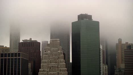 Blick-Auf-Die-Skyline-Von-Lower-Manhattan-Während-Eines-Nebligen-Morgens