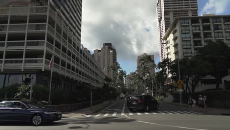 Innenstadtstraße-Und-Stadtbild-Aus-Einem-Niedrigen-Winkel-Auf-Dem-Ala-Wai-Boulevard-In-Oahu,-Hawaii-–-Weit-Nach-Oben-Geneigte-Aufnahme