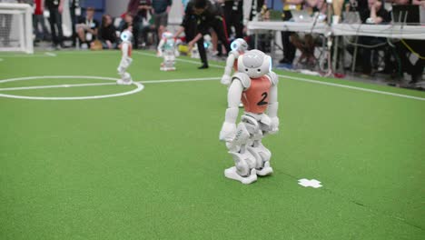 Robots-Nao-En-El-Campo-De-Fútbol-De-La-Robocup-Montreal,-Canadá