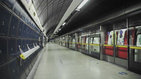 Tren-Subterráneo-De-Londres-En-La-Pandemia-De-Bloqueo-Del-Coronavirus-Covid-19-En-Inglaterra,-Reino-Unido-Mostrando-La-Estación-Del-Puente-De-Londres-Vacía,-Tranquila-Y-Desierta-Sin-Gente-En-La-Plataforma