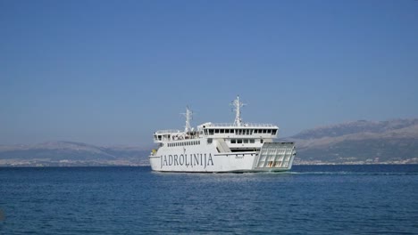 Ferry-going-away-with-mountain-view-in-background