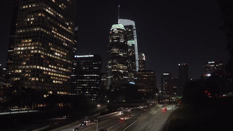 Nacht-In-Los-Angeles-Während-Des-Covid-19-Ausbruchs,-Wenig-Verkehr-Auf-Der-Hafenautobahn