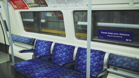 Leere-Sitze-Im-U-Bahn-Waggon-Der-Londoner-U-Bahn-In-Der-Covid-19-Coronavirus-Sperrpandemie-In-England,-Großbritannien,-Die-Keine-Menschen-Zeigt,-Ruhig-Und-Verlassen-Zur-Hauptverkehrszeit