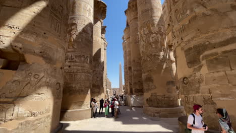 Touristen-Gehen-Zwischen-Säulen-Im-Tempel-Von-Karnak-In-Ägypten