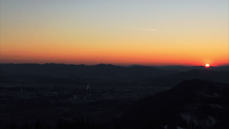 Wunderschöner-Zeitraffer-Sonnenuntergang-über-Der-Stadt-Zilina-In-Der-Slowakei