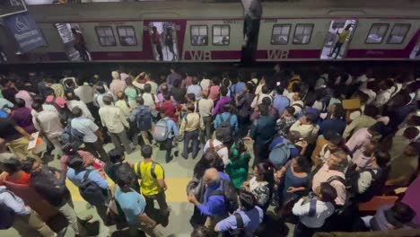 Dadar-Railway-Station-Crowded-Platform-With-Commuters-In-Dadar,-Mumbai,-India