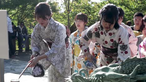 Traditionelle-Gheisas-Waschen-Ihre-Hände-In-Einem-Japanischen-Tempel-In-Kyoto