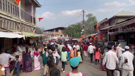 Locals-Walking-In-The-Crowded-Street-In-The-Market-In-Trimbakeshwar,-India-At-Daytime