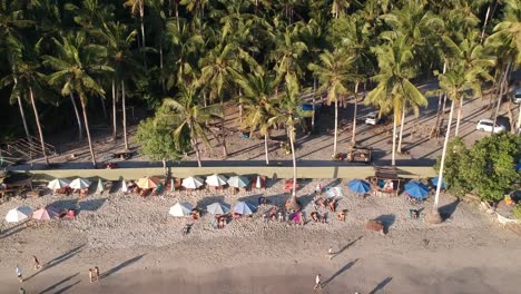 Luftaufnahme-Von-Oben-Nach-Unten-Von-Menschen-Am-Strand-Mit-Sonnenschirmen-In-Der-Crystal-Bay-Auf-Der-Insel-Nusa-Penida