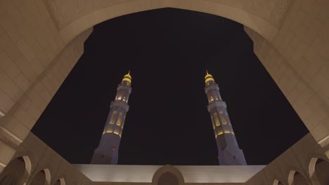 Patio-De-La-Gran-Mezquita-Del-Sultán-Qaboos