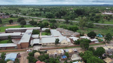 Video-De-Un-Dron-Del-Campus-De-Una-Escuela-De-La-Misión-Católica-En-Un-Suburbio-De-Alta-Densidad-En-Bulawayo,-Zimbabwe.
