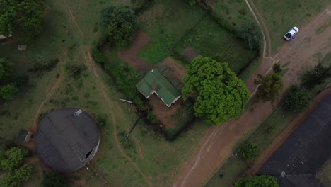Drohnenvideo-Eines-Gehöfts-Einer-Katholischen-Mission-In-Einem-Dorf-In-Midlands,-Simbabwe