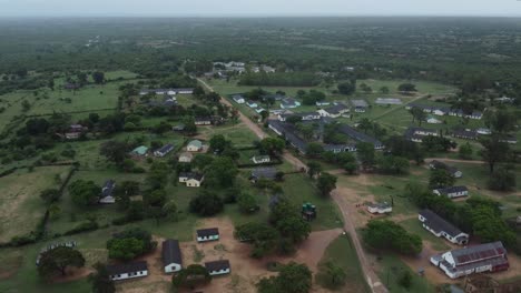 Drohnenvideo-Eines-Katholischen-Missionsdorfes-In-Midlands,-Simbabwe