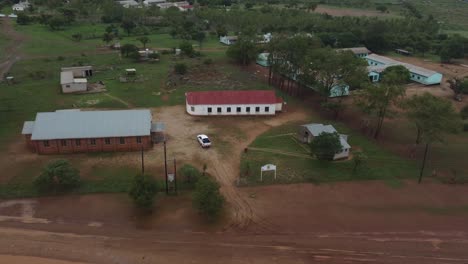Drohnenvideo-Einer-Katholischen-Missionsschulkirche-In-Einem-Dorf-In-Bulawayo,-Simbabwe