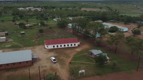 Vídeo-Teledirigido-De-Una-Iglesia-De-Una-Escuela-Misionera-Católica-En-Una-Aldea-De-Bulawayo,-Zimbabwe