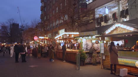 Ein-Beleuchteter-Weihnachtsmarkt-Mit-Verschiedenen-Ständen