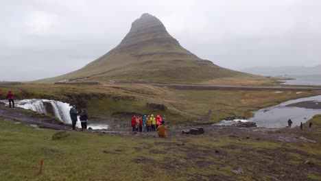 Idyllische-Landschaft-Von-Kirkjufellsfoss-Mit-Touristen-In-Grundarfjörður,-Island-–-Weitwinkelaufnahme