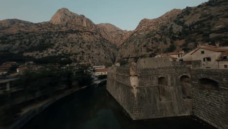 Drone-Fpv-Volando-En-Montenegro-Sobre-El-Casco-Antiguo-De-Kotor