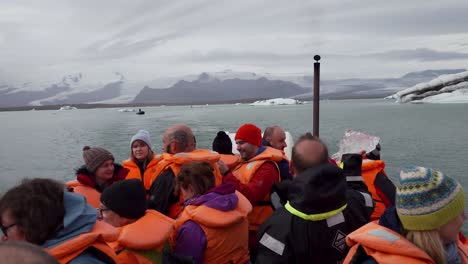 Paseo-En-Barco-Anfibio-Por-La-Laguna-Glaciar-De-Jokulsarlon-En-Islandia