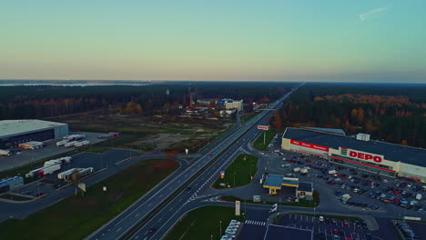 Luftaufnahme-Von-Fahrzeugen,-Die-über-Die-Autobahn-Entlang-Des-Depots-In-Riga,-Lettland,-Fahren