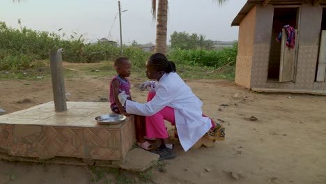 Doctora-Negra-En-África-Dándole-La-Vacuna-A-Un-Niño-Pequeño