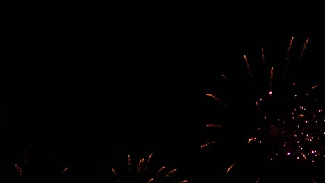 Explosionen-Bunter,-Heller-Lichter-Füllen-Den-Nachthimmel-An-Einem-Strand-Eines-Beliebten-Touristenziels-In-Südostasien-Für-Ein-Internationales-Feuerwerksfestival