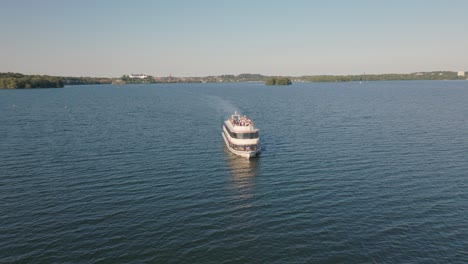 Barco-Navegando-Sobre-El-Agua-En-Un-Día-Soleado-Con-Pequeñas-Olas