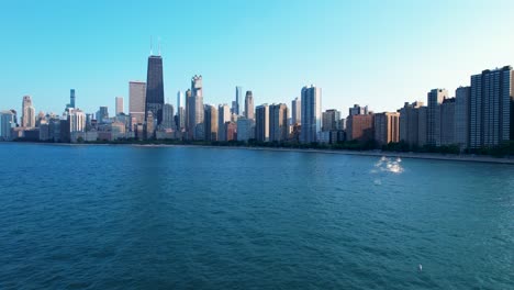 Blaue-Skyline-Drohne-Am-Wasser-Von-Chicago