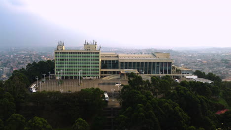 Aerial-view-away-from-the-Yaoundé-Conférence-Centre,-in-cloudy-Cameroon,-Africa