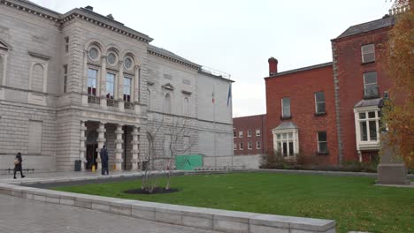 Schwenkaufnahme-Des-Gebäudes-Der-National-Gallery-Of-Ireland-In-Dublin
