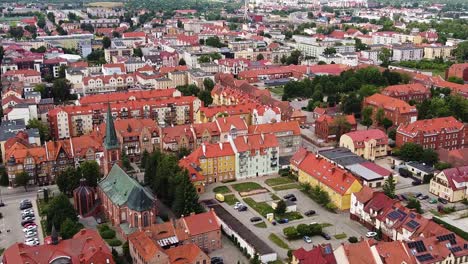 Filmische-Luftaufnahme-Der-Elchstadt-In-Polen,-Luftaufnahme