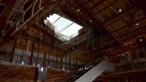 Visitantes-En-Escaleras-Mecánicas-Dentro-Del-Museo-De-Arte-En-Vidrio-De-Toyama,-Japón