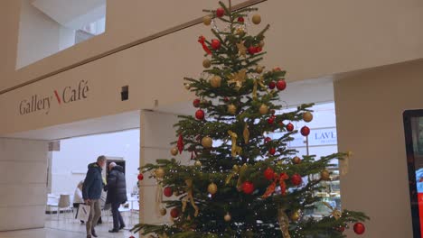 Christmas-Tree-Inside-The-National-Gallery-of-Ireland-In-Dublin,-Ireland