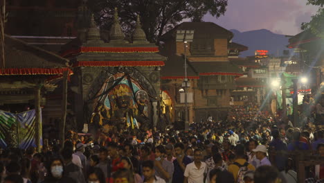 Menschenmenge-Am-Basantaur-Durbar-Platz-Bei-Nacht,-Landschaft,-Hügel,-Bäume-Und-Tempel-Hetzen-Den-Alltag-Der-Menschen-In-Kathmandu,-Drohnenaufnahme-4k