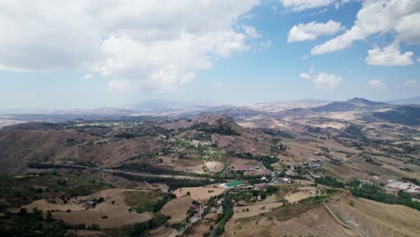 Drone-Volador-Cerca-Del-Casco-Antiguo-De-Calascibetta-En-Sicilia,-Que-Se-Encuentra-En-La-Cima-De-Una-Montaña
