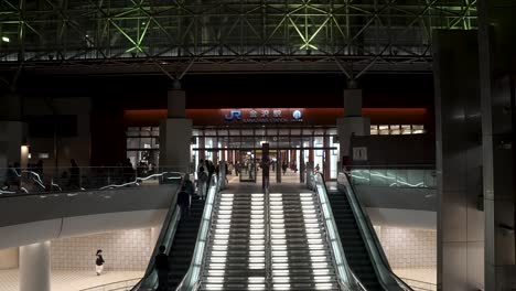 Nächtliche-Szene-Am-Osteingang-Des-Bahnhofs-Jr.-Kanazawa,-Einem-Bedeutenden-Eisenbahnknotenpunkt-In-Kanazawa,-Ishikawa,-Japan
