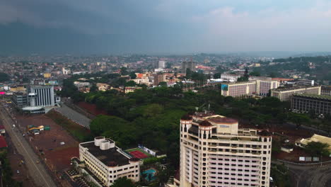 Luftaufnahme-über-Das-Hilton-Hotel-Und-Einen-Park,-Sonnenuntergang-In-Yaoundé,-Kamerun,-Afrika