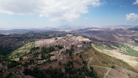 Drone-Volador-Cerca-Del-Casco-Antiguo-De-Calascibetta-En-Sicilia,-Que-Se-Encuentra-En-La-Cima-De-Una-Montaña