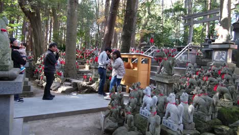 Zustrom-Von-Menschen,-Die-Am-Toyokawa-Inari-Schrein-Tempel-Gesehen-Wurden-Und-Den-Segen-Der-Fuchsgeister-Für-Das-Neue-Jahr-Entgegennahmen