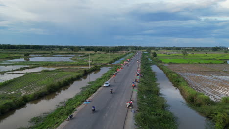 Nueva-Carretera-Salpicada-De-Vendedores-Ambulantes-De-Comida-En-Siem-Reap,-Camboya