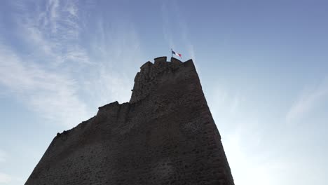 Mittelalterlicher-Burgturm-Mit-Der-Französischen-Flagge-An-Der-Spitze-In-Kaysersberg,-Frankreich